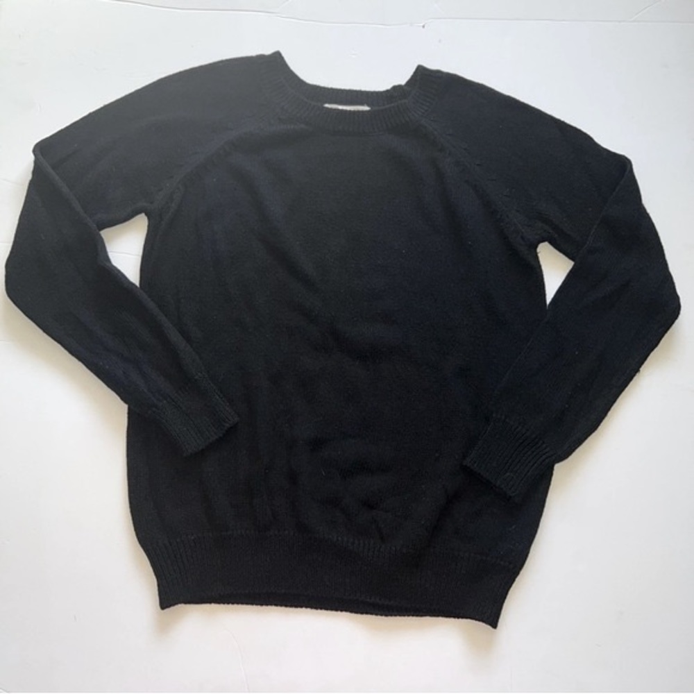 • Black sweater •